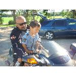 Det är spännande att sitta på moster Ninas motorcykel med pappa (2008-06-21)